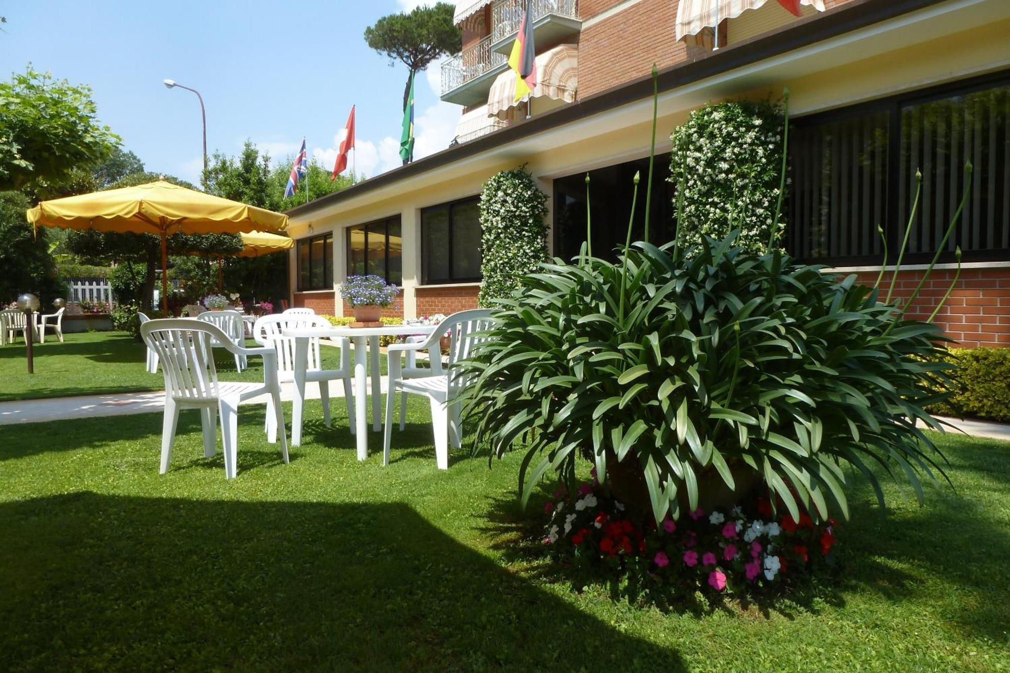 Hotel Versilia Λίντο ντι Καμαϊόρε Εξωτερικό φωτογραφία
