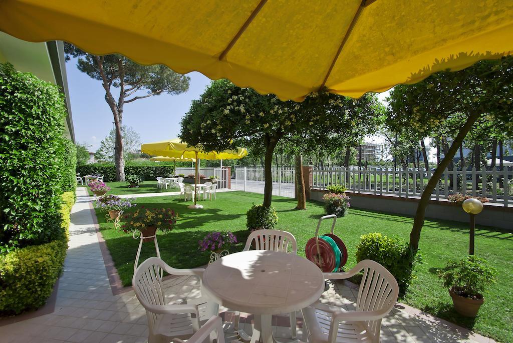 Hotel Versilia Λίντο ντι Καμαϊόρε Εξωτερικό φωτογραφία