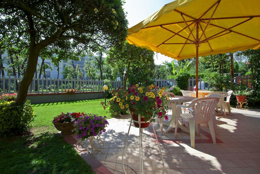 Hotel Versilia Λίντο ντι Καμαϊόρε Εξωτερικό φωτογραφία