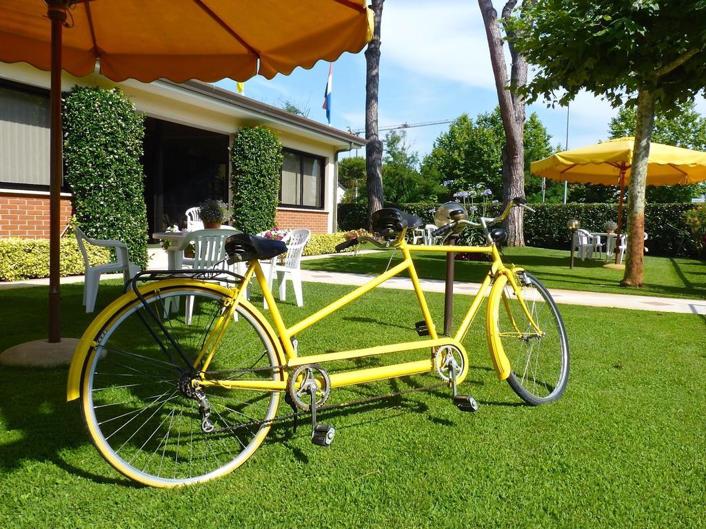 Hotel Versilia Λίντο ντι Καμαϊόρε Εξωτερικό φωτογραφία